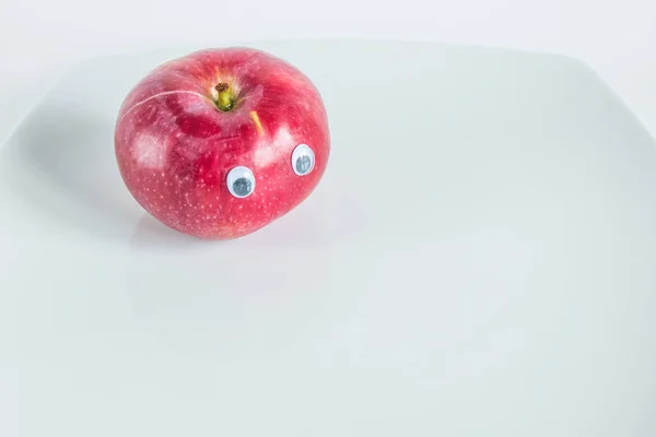 Roter Reifer Apfel Mit Augen Aus Nächster Nähe — Stockfoto