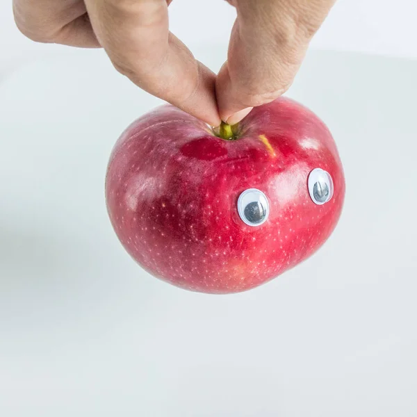 Manzana Roja Madura Con Ojos Cerca —  Fotos de Stock