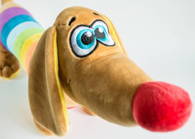 Gökkuşağı peluş köpek yakın