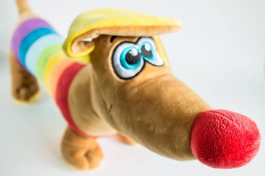 Gökkuşağı peluş köpek yakın