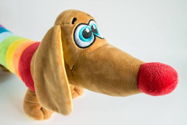 Gökkuşağı peluş köpek yakın