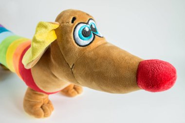 Gökkuşağı peluş köpek yakın