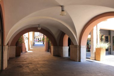 Brescia İtalya'nın tarihi merkezinde Clear Sunny yaz günü