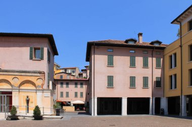 Brescia İtalya'nın tarihi merkezinde Clear Sunny yaz günü