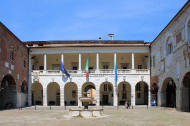 Brescia İtalya'nın tarihi merkezinde Clear Sunny yaz günü