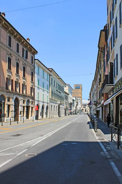 意大利布雷西亚历史中心阳光明媚的夏日 — 图库照片
