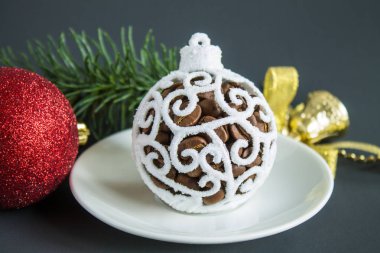 Beyaz Noel topu ve kahve çekirdekleri ile Noel natürmort