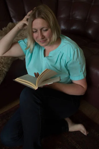 Pensive Lachende Europese Vrouw Het Lezen Van Een Boek — Stockfoto