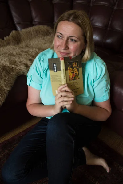 Pensive Sorrindo Mulher Europeia Lendo Livro — Fotografia de Stock