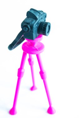 Pembe tripod üzerinde oyuncak siyah kamera