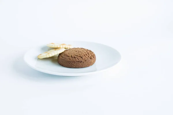 Zwei Kekse Auf Einem Weißen Teller Isoliert — Stockfoto