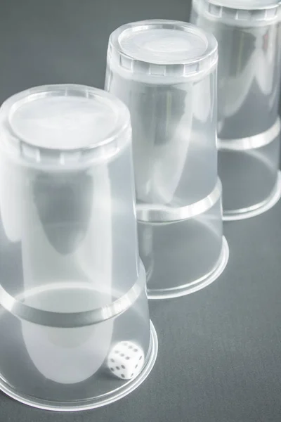 Dado Sob Uma Taça Plástico Transparente — Fotografia de Stock