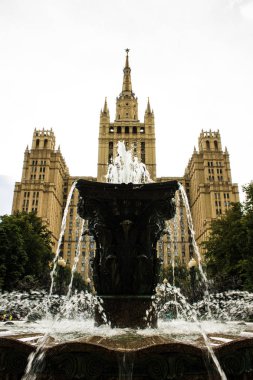 Tarihi tuğla yüksek katlı bulutlu yaz günü Moskova Rusya arka planda Çeşme