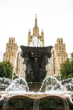 Tarihi tuğla yüksek katlı bulutlu yaz günü Moskova Rusya arka planda Çeşme