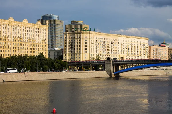 莫斯科 俄罗斯 2019年7月18日 在多云的夏日 莫斯科河和堤防与历史建筑的景色 — 图库照片