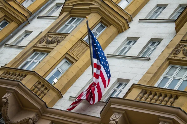 Moskova / Rusya - 18 Temmuz 2019: ABD Büyükelçiliği binasında Amerikan bayrağı kapanışı