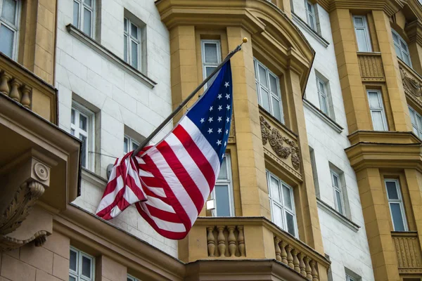 Moskova / Rusya - 18 Temmuz 2019: ABD Büyükelçiliği binasında Amerikan bayrağı kapanışı