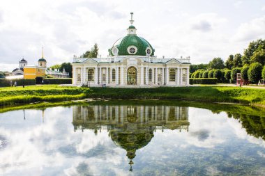 Yaz günü Moskova Rusya Kuskovo malikanesinde mimari ve Park topluluk Güzel tarihi bina