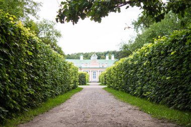 Yaz günü Moskova Rusya Kuskovo malikanesinde mimari ve Park topluluk Güzel tarihi bina