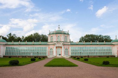 Yaz günü Moskova Rusya Kuskovo malikanesinde mimari ve Park topluluk Güzel tarihi bina