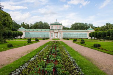 Yaz günü Moskova Rusya Kuskovo malikanesinde mimari ve Park topluluk Güzel tarihi bina