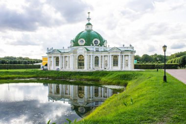 Yaz günü Moskova Rusya Kuskovo malikanesinde mimari ve Park topluluk Güzel tarihi bina
