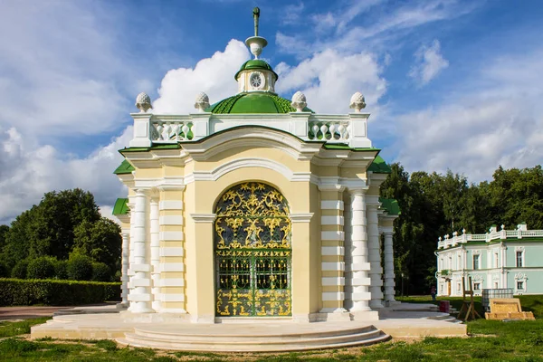 Yaz günü Moskova Rusya Kuskovo malikanesinde mimari ve Park topluluk Güzel tarihi bina