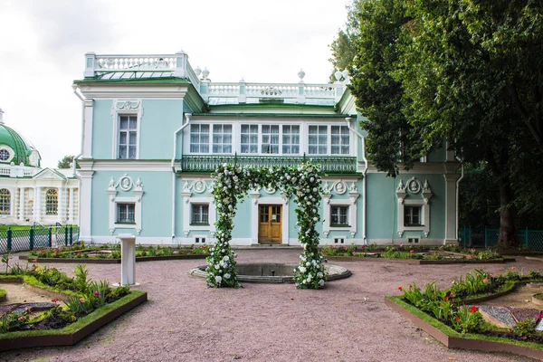 Vacker Historisk Byggnad Arkitektonisk Och Park Ensemble Kuskovo Herrgård Sommardag — Stockfoto