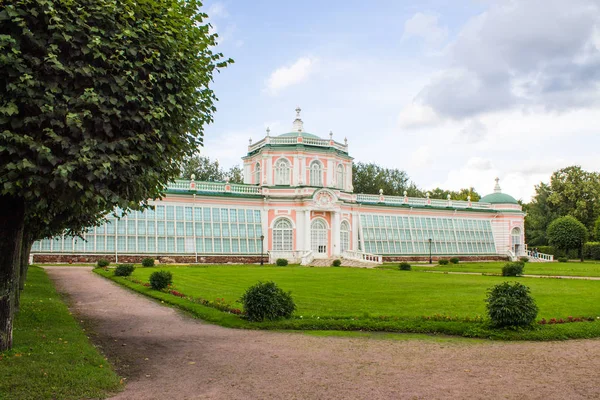 Όμορφο Ιστορικό Κτήριο Αρχιτεκτονικής Και Συνόλου Πάρκων Στο Αρχοντικό Kuskovo — Φωτογραφία Αρχείου
