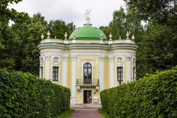 Piękny Historyczny Budynek Architektoniczno Park Ensemble Kuskovo Dworku Letni Dzień — Zdjęcie stockowe