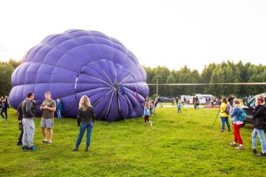 Pereslavl-Zalessky, Yaroslavl region / Rusya - 20 Temmuz 2019: Havacılık Festivali'nde başlamak üzere balonları şişirmek ve yüklemek ,   