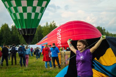 Pereslavl-Zalessky, Yaroslavl region / Rusya - 20 Temmuz 2019: Havacılık Festivali'nde başlamak üzere balonları şişirmek ve yüklemek ,   