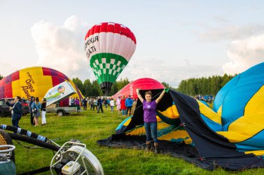 Pereslavl-Zalessky, Yaroslavl region / Rusya - 20 Temmuz 2019: Havacılık Festivali'nde başlamak üzere balonları şişirmek ve yüklemek ,   