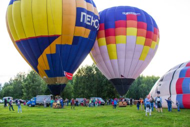 Pereslavl-Zalessky, Yaroslavl bölgesi / Rusya - 20 Temmuz 2019: Büyük bir izleyici kitlesi önünde bir yaz akşamı Havacılık Festivali'nde bir sepet içinde balon ların başında ısınma ve yolcularla kalkış