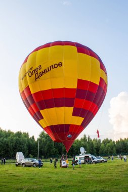 Pereslavl-Zalessky, Yaroslavl bölgesi / Rusya - 20 Temmuz 2019: Büyük bir izleyici kitlesi önünde bir yaz akşamı Havacılık Festivali'nde bir sepet içinde balon ların başında ısınma ve yolcularla kalkış
