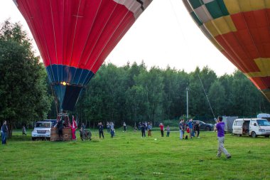 Pereslavl-Zalessky, Yaroslavl bölgesi / Rusya - 20 Temmuz 2019: Büyük bir izleyici kitlesi önünde bir yaz akşamı Havacılık Festivali'nde bir sepet içinde balon ların başında ısınma ve yolcularla kalkış