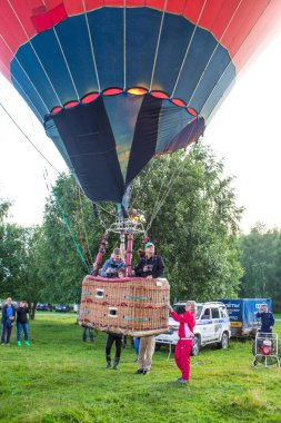 Pereslavl-Zalessky, Yaroslavl bölgesi / Rusya - 20 Temmuz 2019: Büyük bir izleyici kitlesi önünde bir yaz akşamı Havacılık Festivali'nde bir sepet içinde balon ların başında ısınma ve yolcularla kalkış
