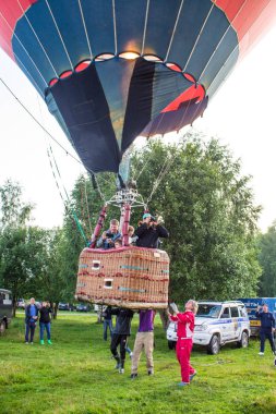 Pereslavl-Zalessky, Yaroslavl bölgesi / Rusya - 20 Temmuz 2019: Büyük bir izleyici kitlesi önünde bir yaz akşamı Havacılık Festivali'nde bir sepet içinde balon ların başında ısınma ve yolcularla kalkış