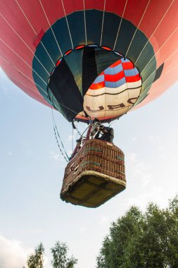 Pereslavl-Zalessky, Yaroslavl region / Rusya - 20 Temmuz 2019: Bir yaz akşamı Havacılık Festivali'nde mavi gökyüzüne karşı bir sepet içinde yolcularla bir hava balonu uçurmak