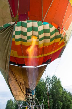 Pereslavl-Zalessky, Yaroslavl region / Rusya - 20 Temmuz 2019: Havacılık Festivali'nde başlamak üzere balonları şişirmek ve yüklemek ,   