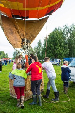 Pereslavl-Zalessky, Yaroslavl bölgesi / Rusya - 20 Temmuz 2019: Büyük bir izleyici kitlesi önünde bir yaz akşamı Havacılık Festivali'nde bir sepet içinde balon ların başında ısınma ve yolcularla kalkış