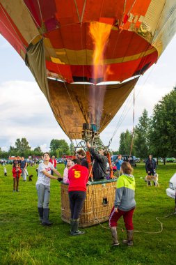 Pereslavl-Zalessky, Yaroslavl bölgesi / Rusya - 20 Temmuz 2019: Büyük bir izleyici kitlesi önünde bir yaz akşamı Havacılık Festivali'nde bir sepet içinde balon ların başında ısınma ve yolcularla kalkış