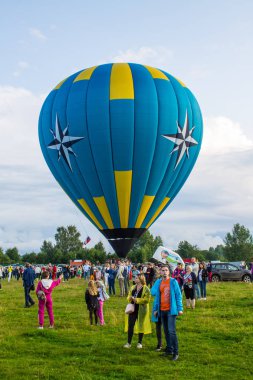 Pereslavl-Zalessky, Yaroslavl bölgesi / Rusya - 20 Temmuz 2019: Büyük bir izleyici kitlesi önünde bir yaz akşamı Havacılık Festivali'nde bir sepet içinde balon ların başında ısınma ve yolcularla kalkış