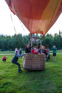 Pereslavl-Zalessky, Yaroslavl bölgesi / Rusya - 20 Temmuz 2019: Büyük bir izleyici kitlesi önünde bir yaz akşamı Havacılık Festivali'nde bir sepet içinde balon ların başında ısınma ve yolcularla kalkış