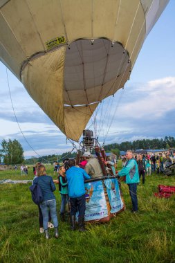 Pereslavl-Zalessky, Yaroslavl bölgesi / Rusya - 20 Temmuz 2019: Büyük bir izleyici kitlesi önünde bir yaz akşamı Havacılık Festivali'nde bir sepet içinde balon ların başında ısınma ve yolcularla kalkış