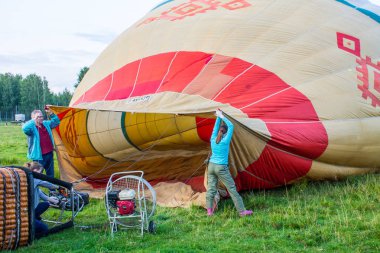 Pereslavl-Zalessky, Yaroslavl region / Rusya - 20 Temmuz 2019: Havacılık Festivali'nde başlamak üzere balonları şişirmek ve yüklemek ,   