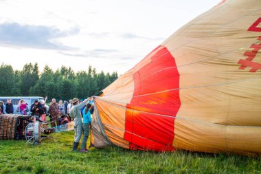 Pereslavl-Zalessky, Yaroslavl region / Rusya - 20 Temmuz 2019: Havacılık Festivali'nde başlamak üzere balonları şişirmek ve yüklemek ,   