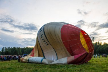 Pereslavl-Zalessky, Yaroslavl region / Rusya - 20 Temmuz 2019: Havacılık Festivali'nde başlamak üzere balonları şişirmek ve yüklemek ,   