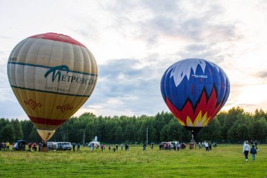 Pereslavl-Zalessky, Yaroslavl bölgesi / Rusya - 20 Temmuz 2019: Büyük bir izleyici kitlesi önünde bir yaz akşamı Havacılık Festivali'nde bir sepet içinde balon ların başında ısınma ve yolcularla kalkış