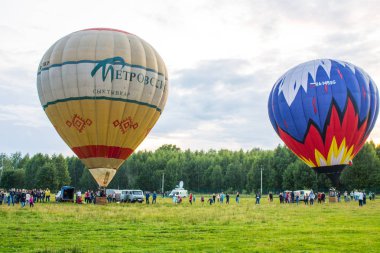 Pereslavl-Zalessky, Yaroslavl bölgesi / Rusya - 20 Temmuz 2019: Büyük bir izleyici kitlesi önünde bir yaz akşamı Havacılık Festivali'nde bir sepet içinde balon ların başında ısınma ve yolcularla kalkış